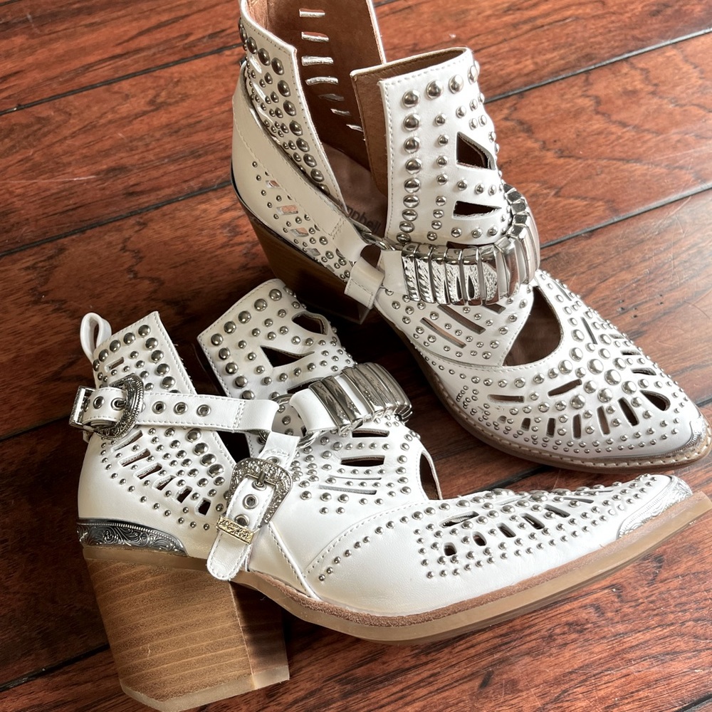 Beautiful western Jeffery Campbell booties perfect for spring & summer.